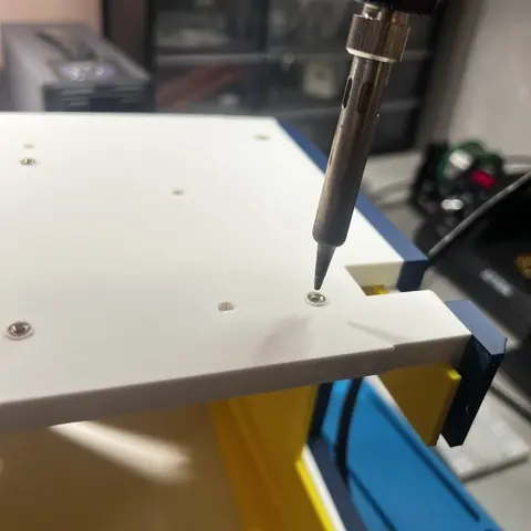 Fastening the rounded display-bay roof during assembly